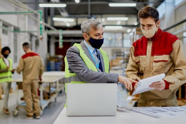 mid-adult-engineer-male-worker-wearing-face-masks-while-examining-paperwork-woodworking-factory-1024×576 mid-adult-engineer-male-worker-wearing-face-masks-while-examining-paperwork-woodworking-factory-1024x576